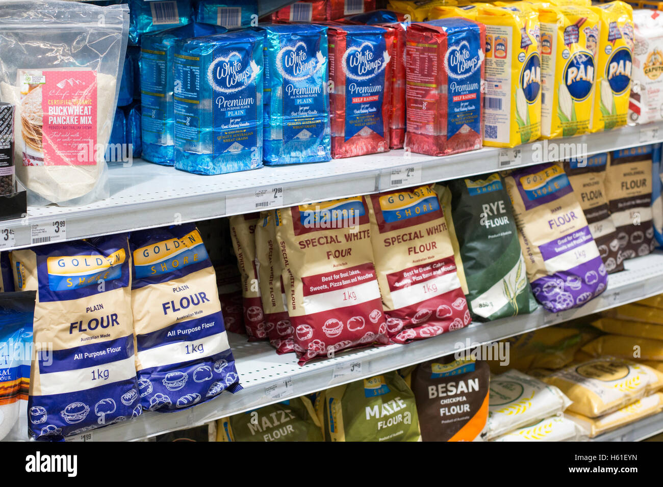 Mehl zum Verkauf in Harris Farm vermarktet Supermarkt Laden Geschäft in Manly Beach, Sydney, Australien Stockfoto
