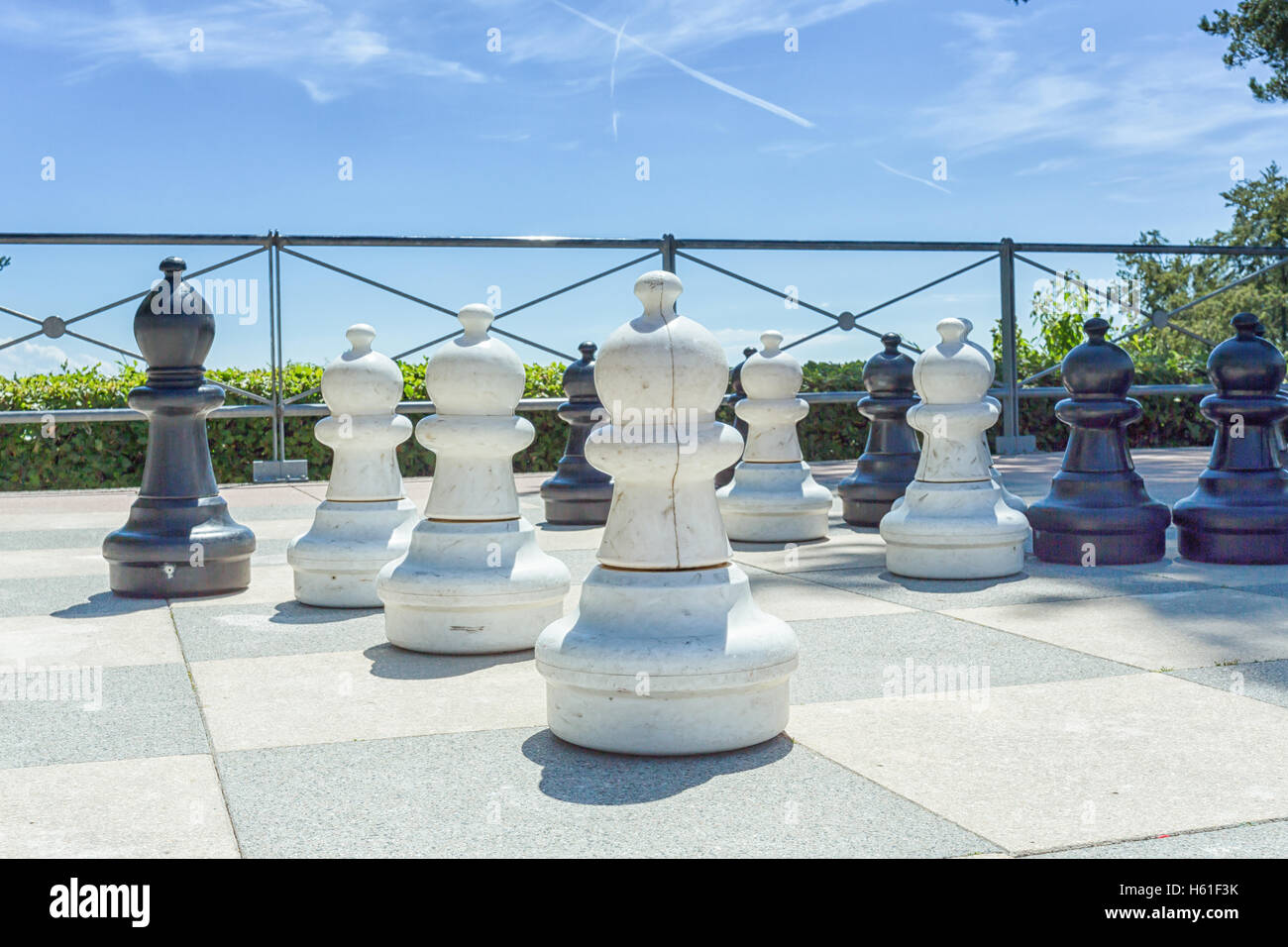 Grosse Weisse Und Schwarze Stucke Mit Einem Schachspiel Im Park Es Ist Ein Strategie Spiel Stockfotografie Alamy