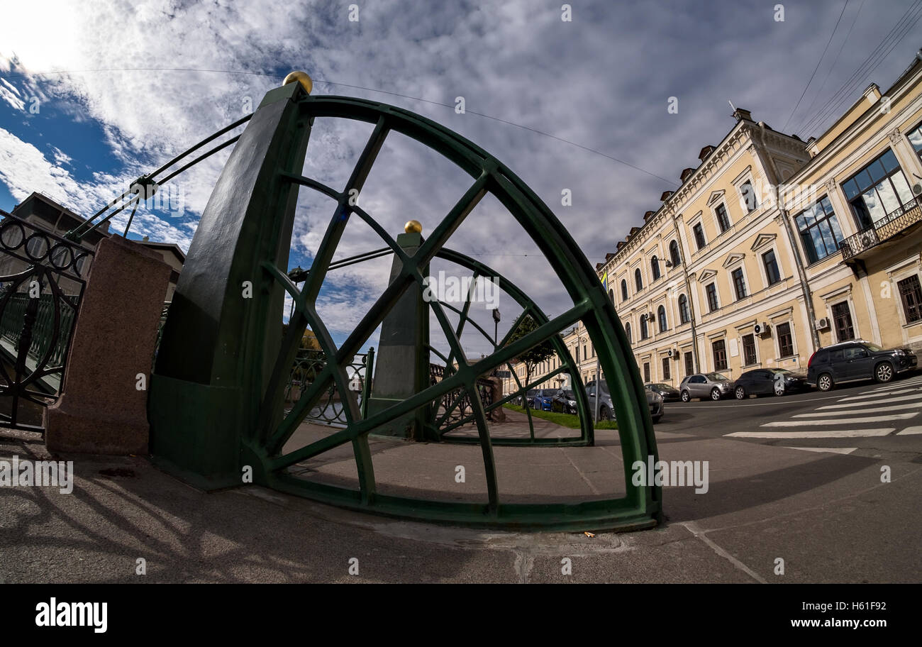 Damm des Moyka Fluss im Postoffice zu überbrücken, in Sankt-Petersburg, Russland Stockfoto