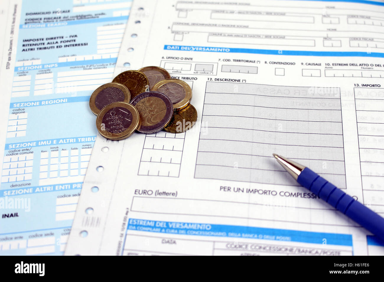 Ausfüllen von Formularen, Steuern in Italien, einheitliche Bezahlung Stockfoto