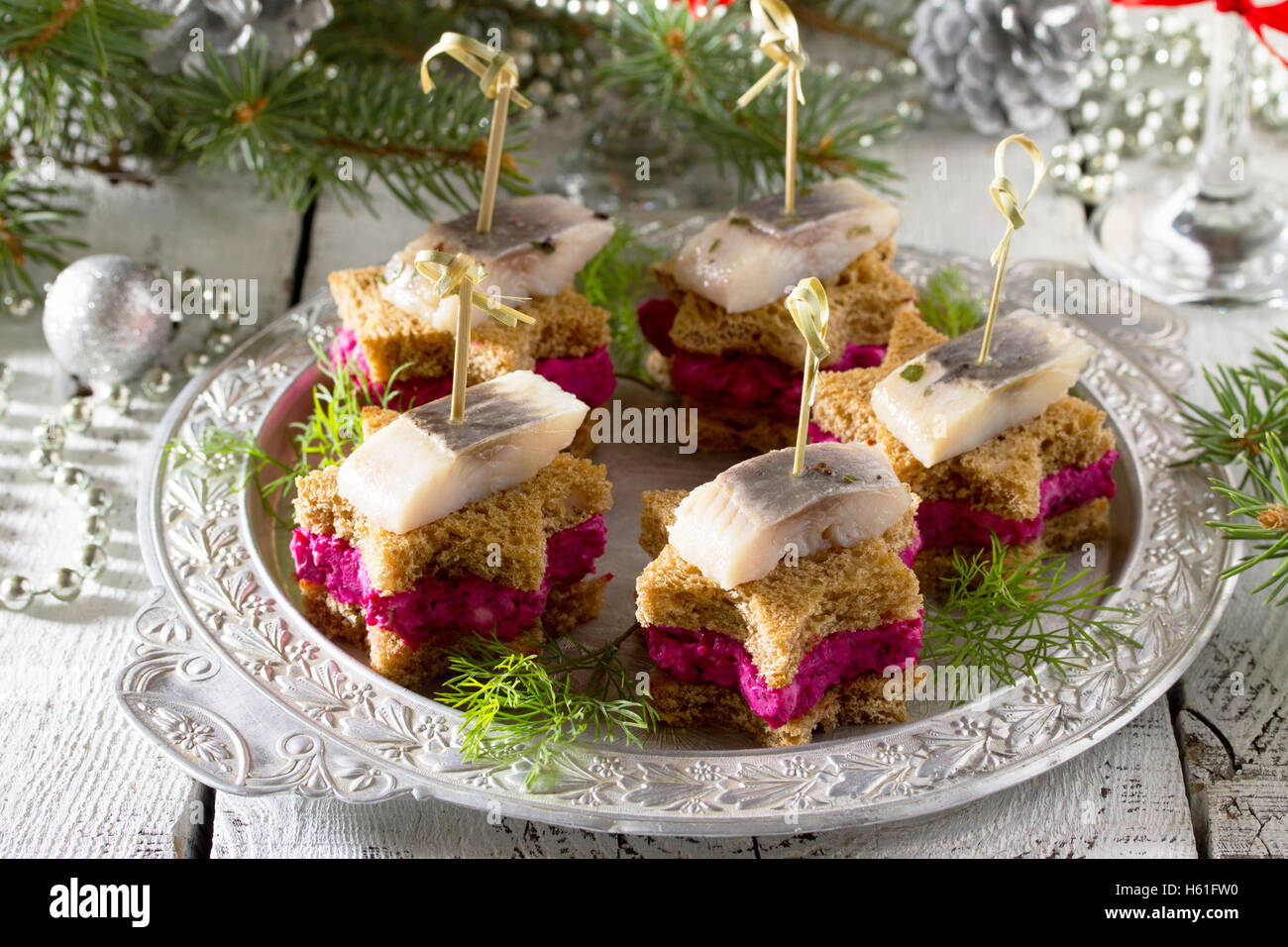 Häppchen in Form eines Sterns mit eingelegter Hering, rote Beete und ...