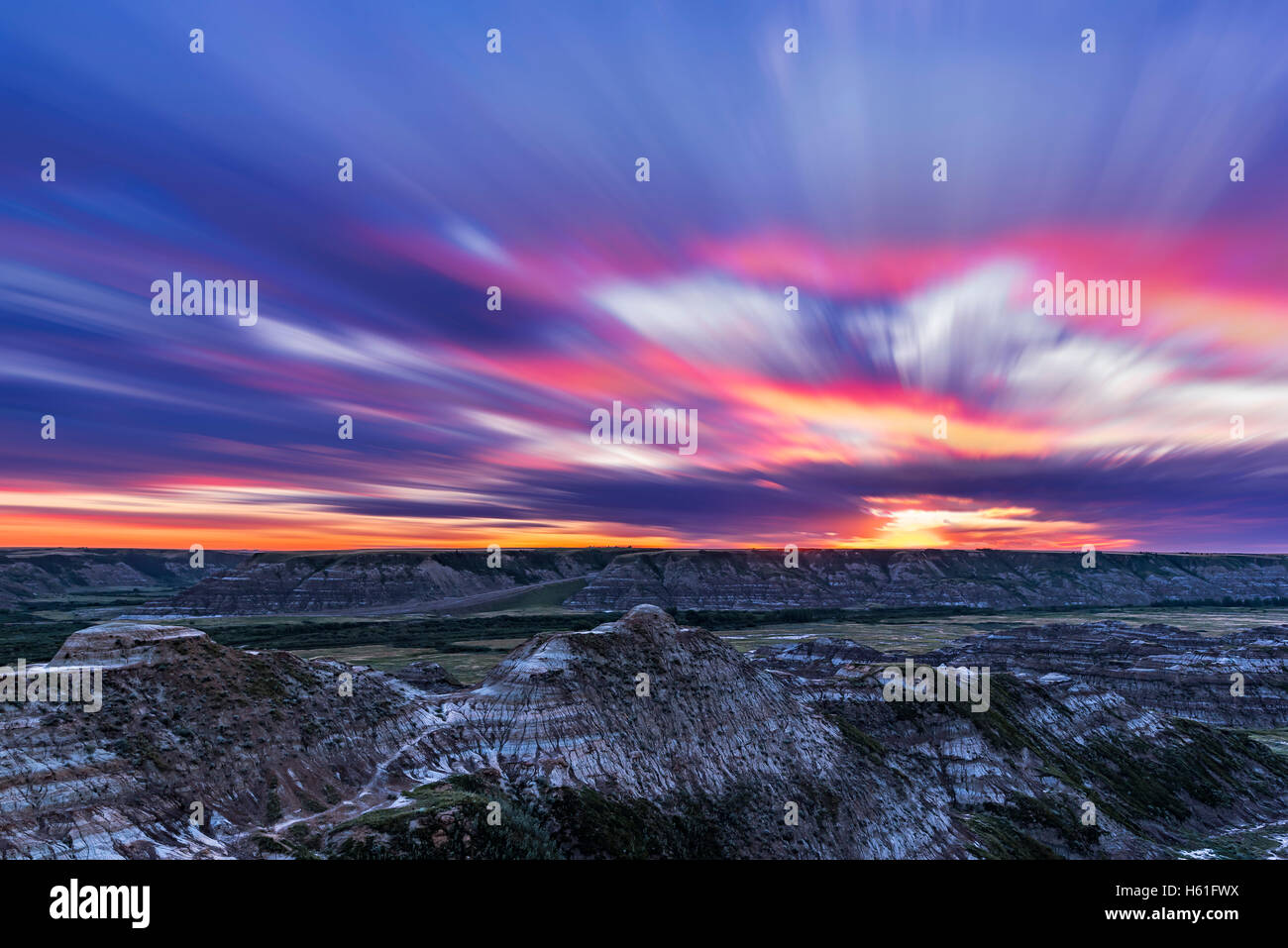 Sonnenuntergang Wolken Streifen im Laufe der Zeit über die Badlands des Red Deer River Valley Horsethief Canyon nördlich von Drumheller, Albe Stockfoto