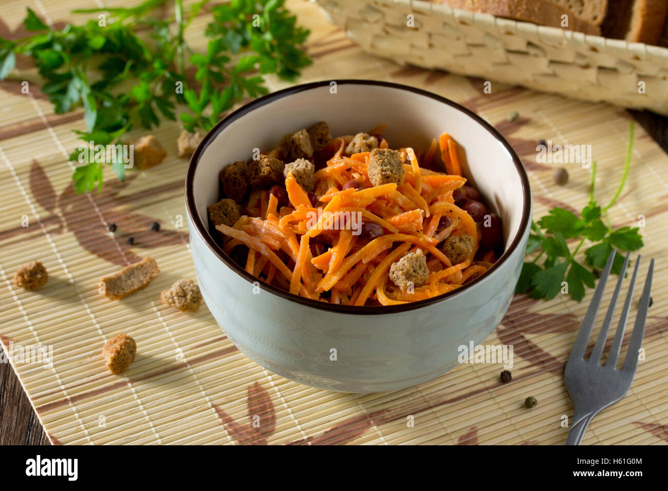 Salat aus Karotten in Koreanisch mit roten Bohnen, Knoblauch und ...