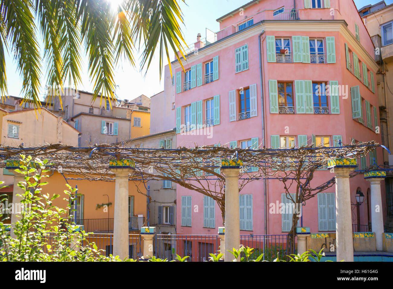 Die Kolonnade im Garten, die sich gegenüber den alten Häusern am Place du Cap in Menton, Frankreich, befindet Stockfoto