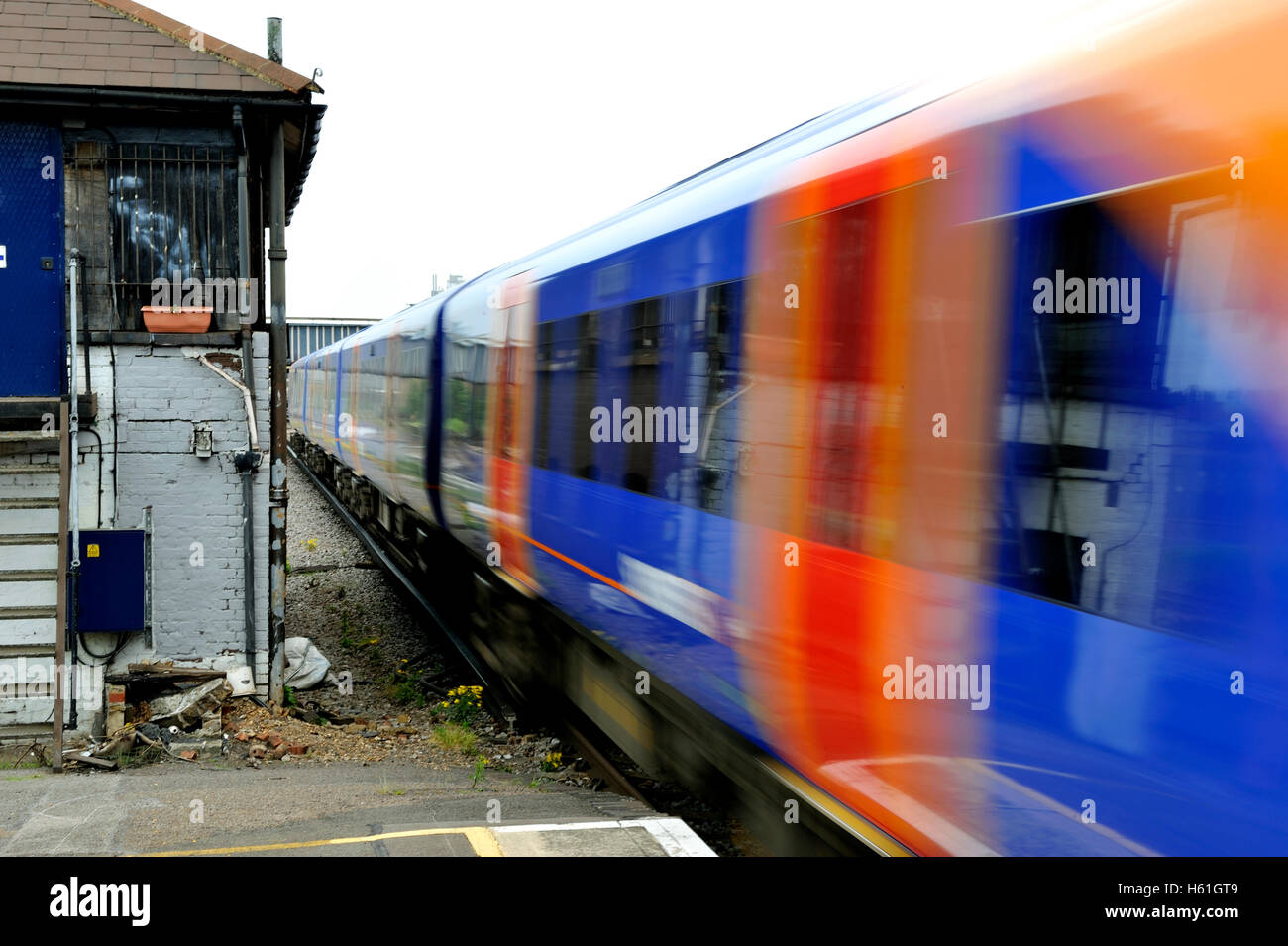 Ein Zug, der Bahnhof Queens Road in Süd-London, Vereinigtes Königreich, Europa Eingabe Stockfoto