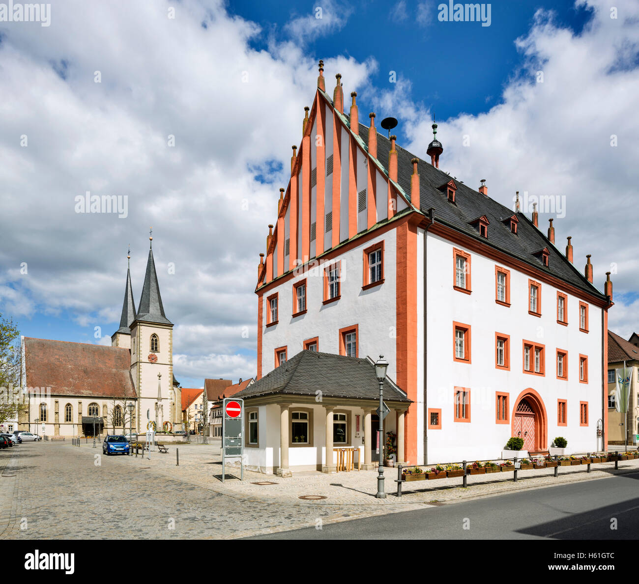 Altes Rathaus auf den Marktplatz und die katholische Pfarrkirche Kirche von St. Kilian, Haßfurt, untere Franken, Bayern, Deutschland Stockfoto