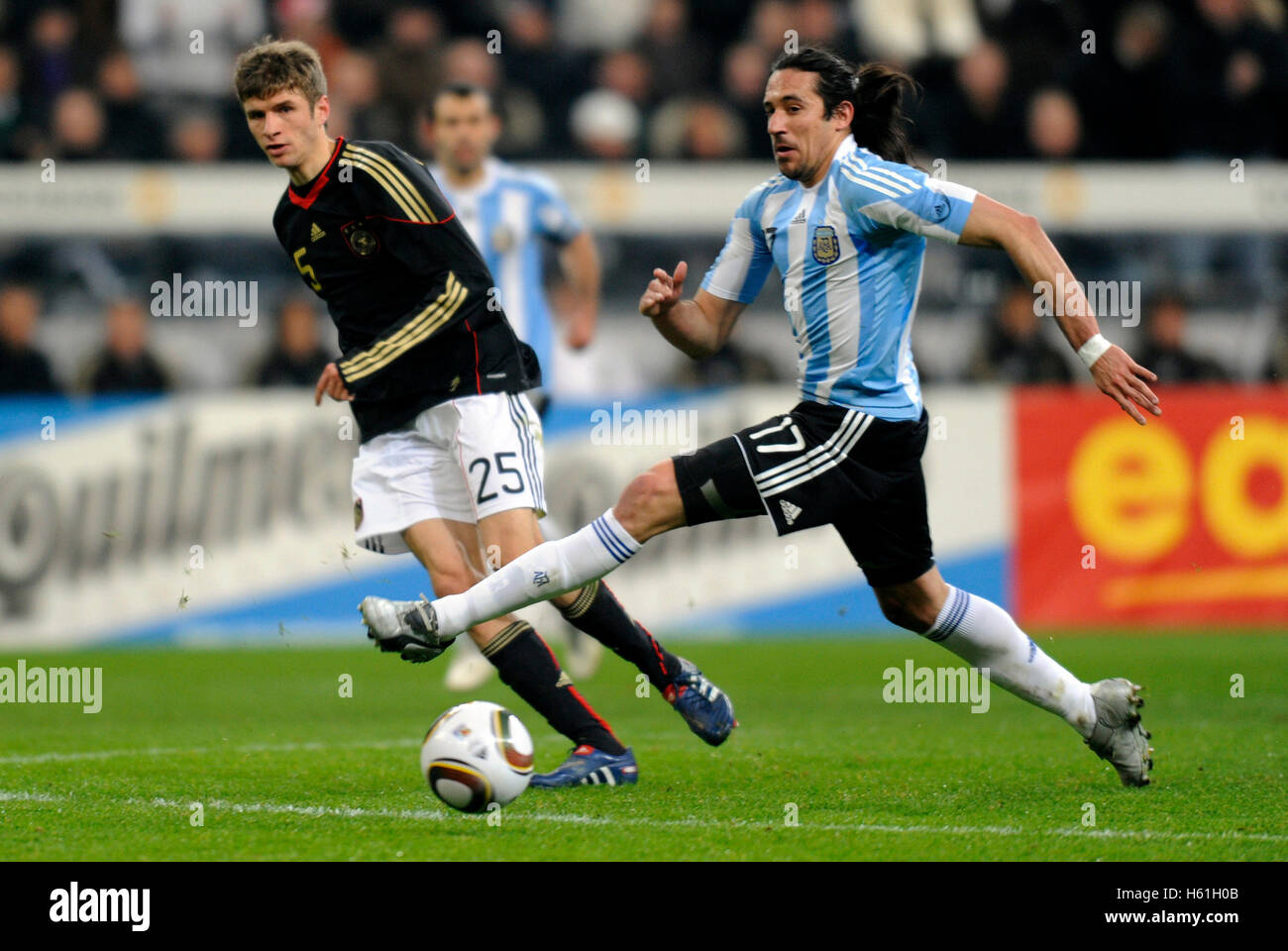 Thomas Mueller, Jonas Gutierrez, Fußball-Spiel Deutschland vs. Argentinien 0:1 in der Allianz-Arena, München, Bayern Stockfoto