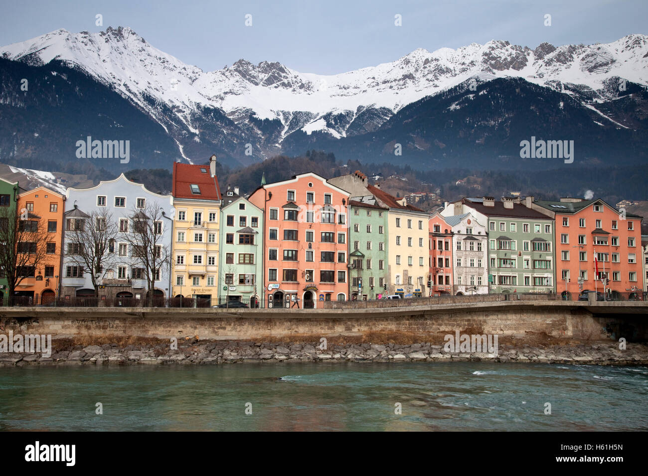 Mariahilf Bezirk am Flussufer des Inn, Karwendelgebirge, Landeshauptstadt Innsbruck, Tirol, Austria, Europe Stockfoto