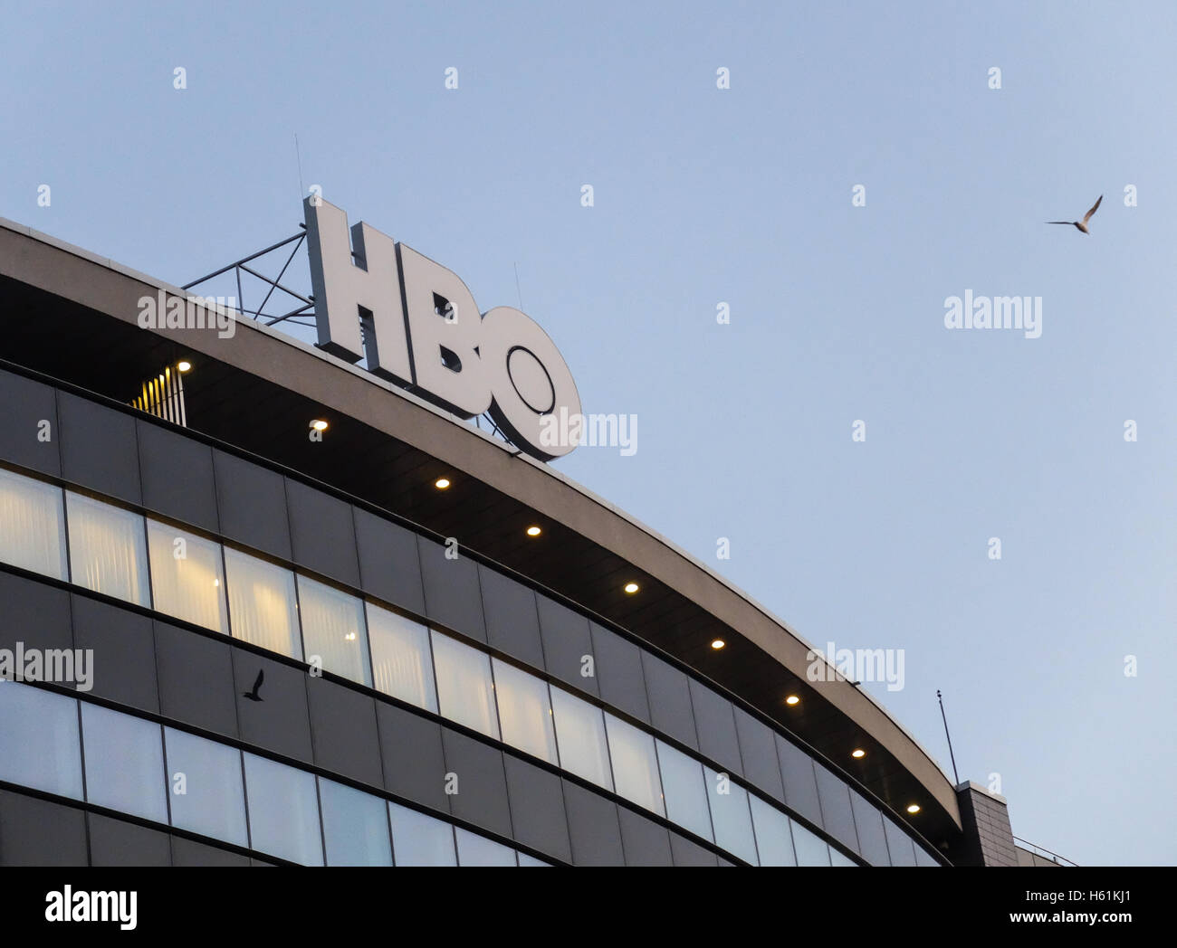 Bukarest, Rumänien, 25. Februar 2016: HBO Fernsehen-Logo auf einem Gebäude in Bukarest. Stockfoto