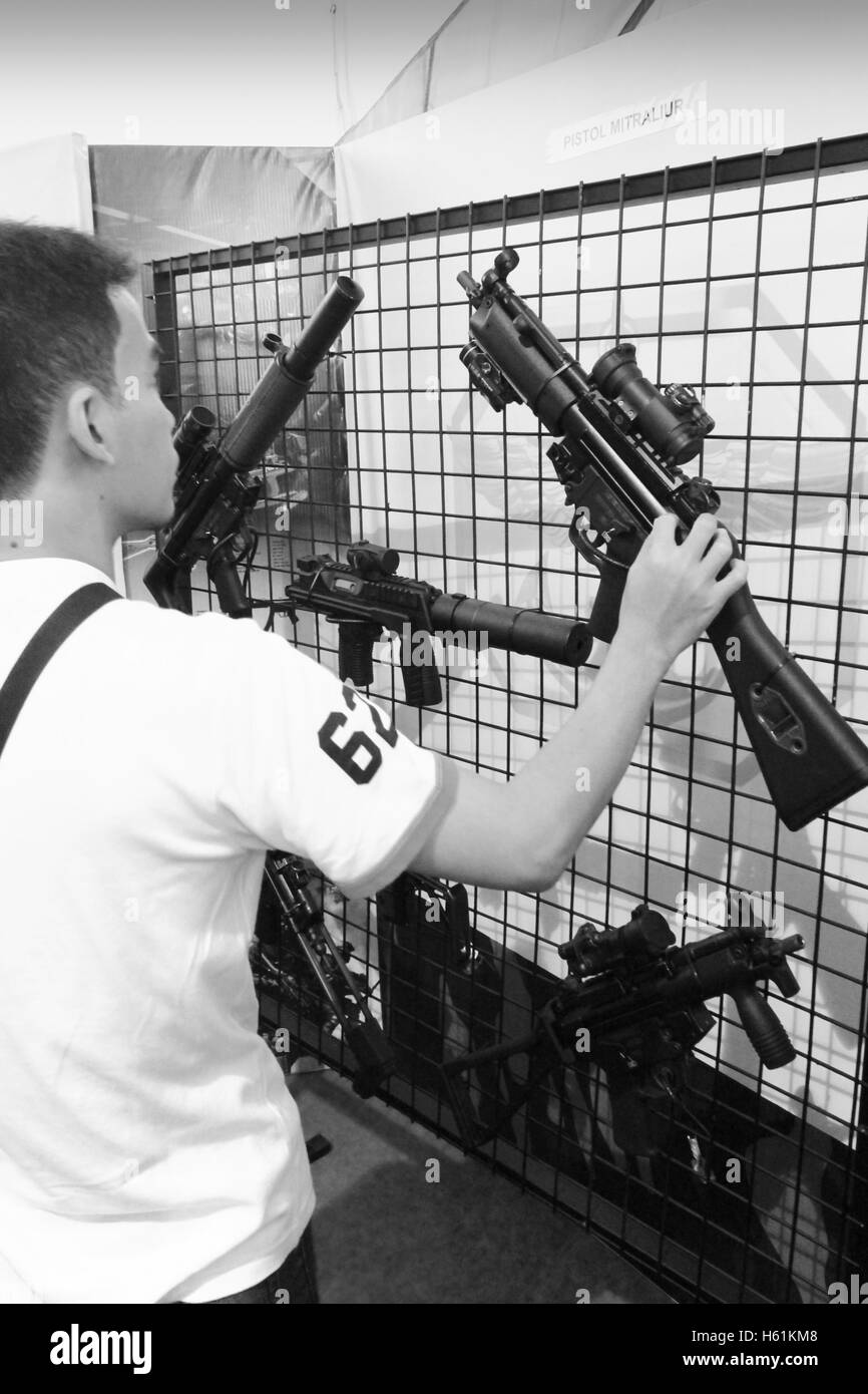 Personen suchen in persönlichen militärischen Waffen in indonesische bewaffnete Kraft-Ausstellung. Stockfoto