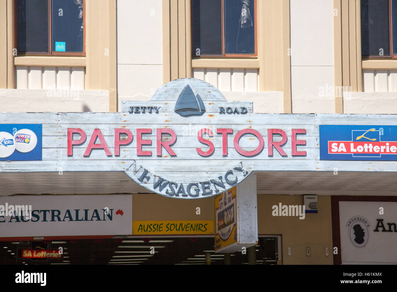 Newsagency speichern mit traditionellen Beschilderung in Glenelg, Adelaide, Südaustralien Stockfoto