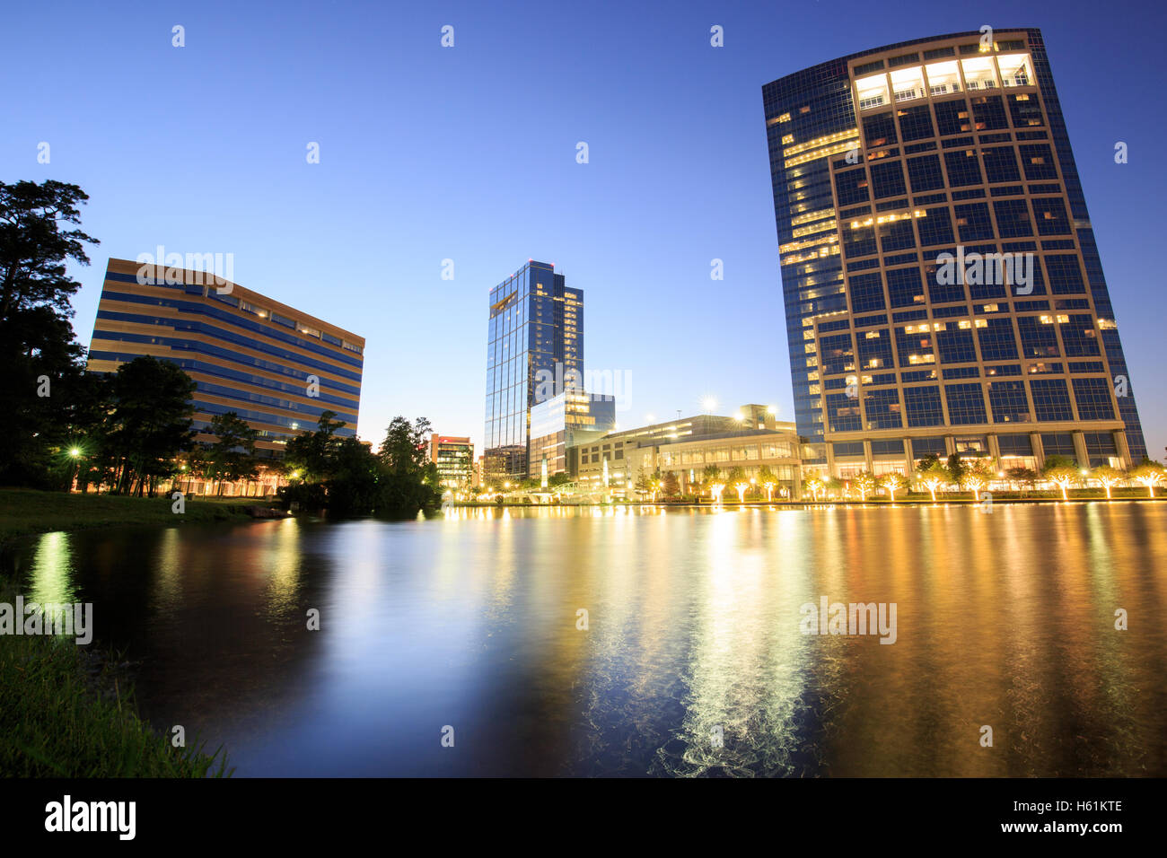 Nacht-Landschaft, Gebäude in Woodlands Gegend, Houston, Texas Stockfoto
