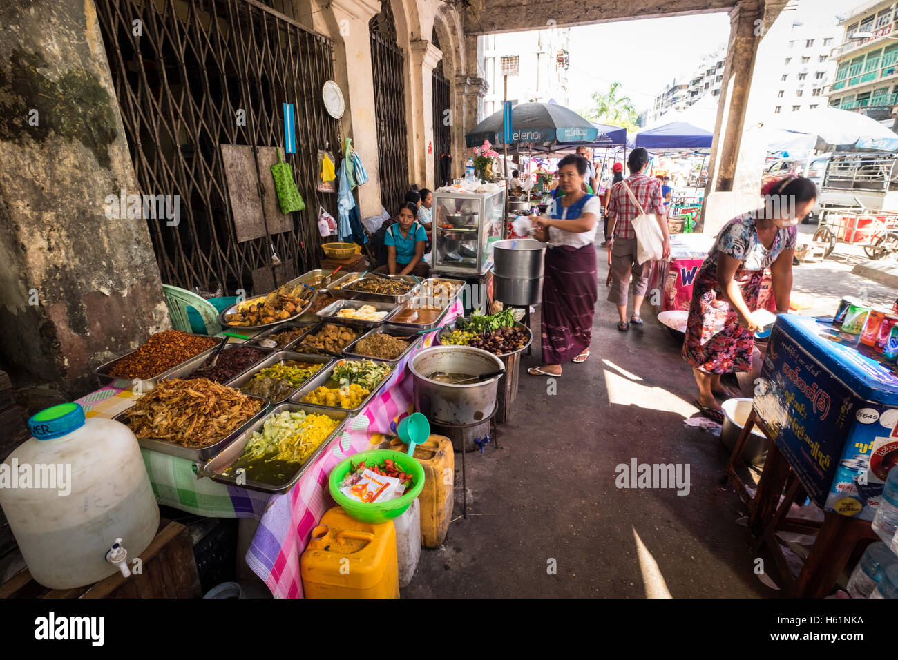 Menschen auf einem Straßenmarkt in der Innenstadt von Yangon. Stockfoto