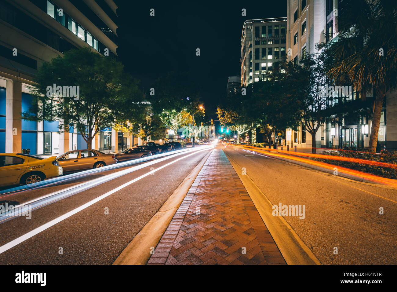 Main Street in der Nacht, in der Innenstadt von Columbia, South Carolina. Stockfoto