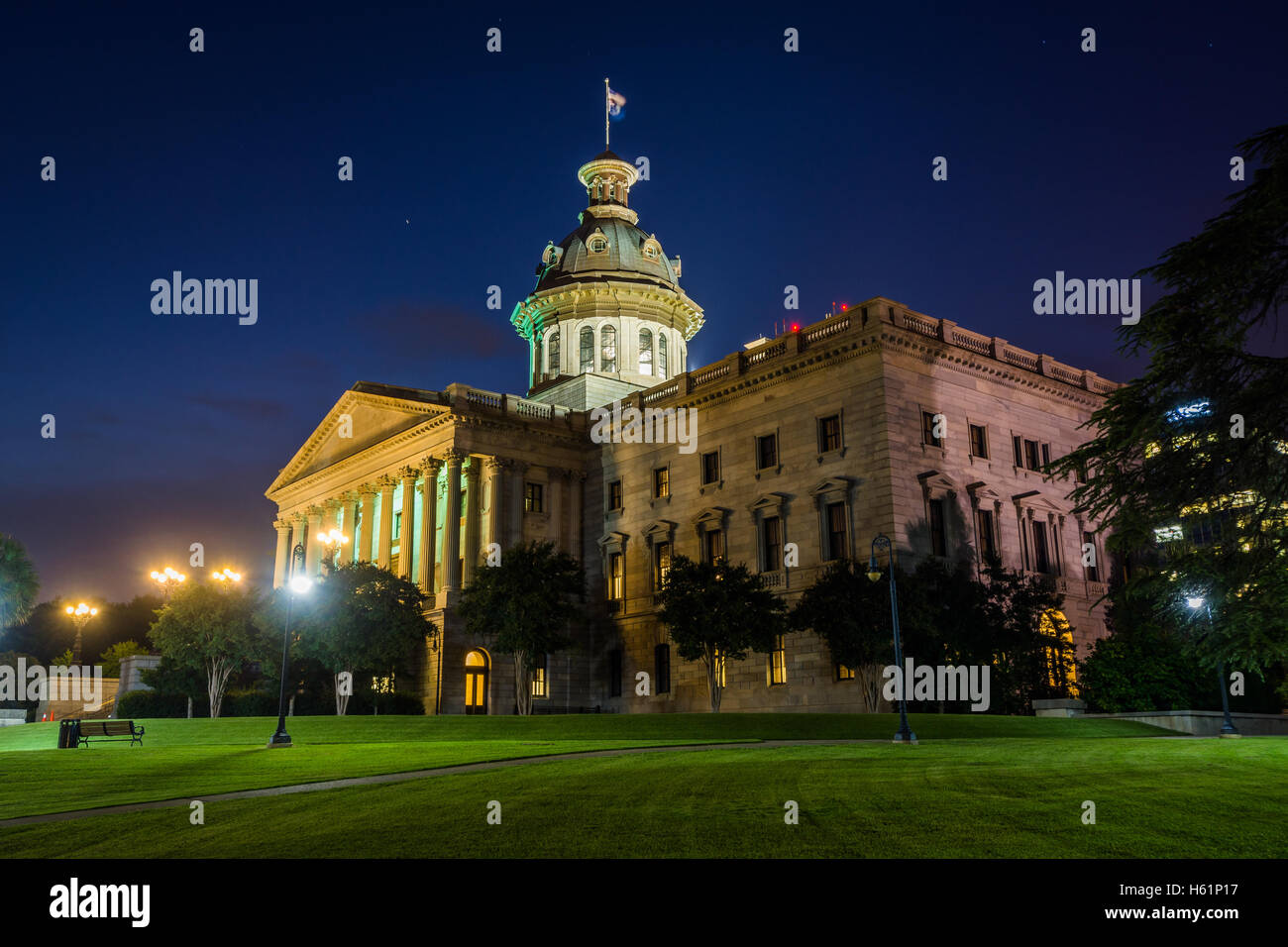 Der South Carolina State House in nachts in Columbia, South Carolina. Stockfoto