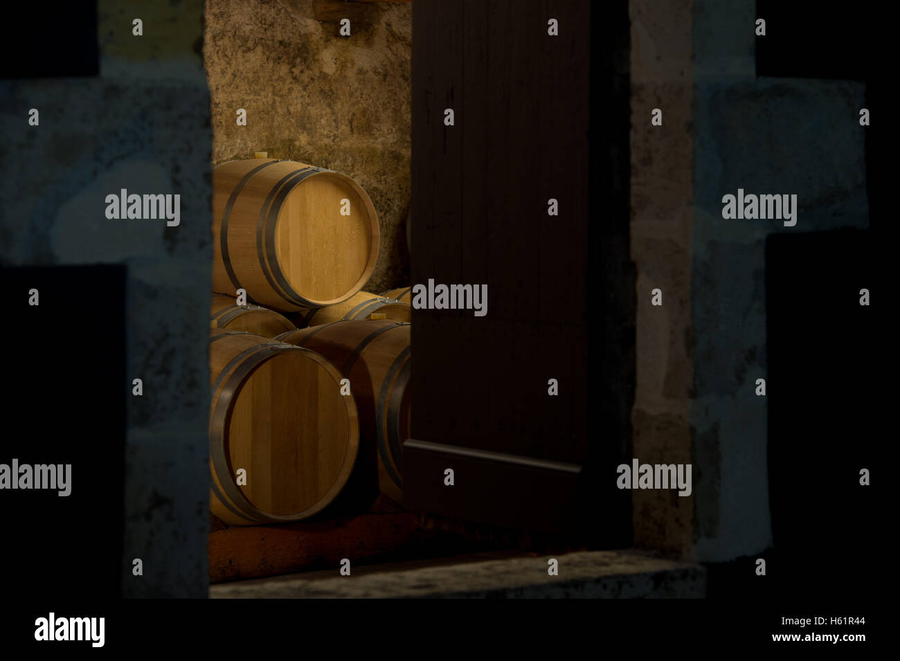 Fässer in einer Bodega, durch die Tür des Kellers, Bordeaux Vineyard Stockfoto