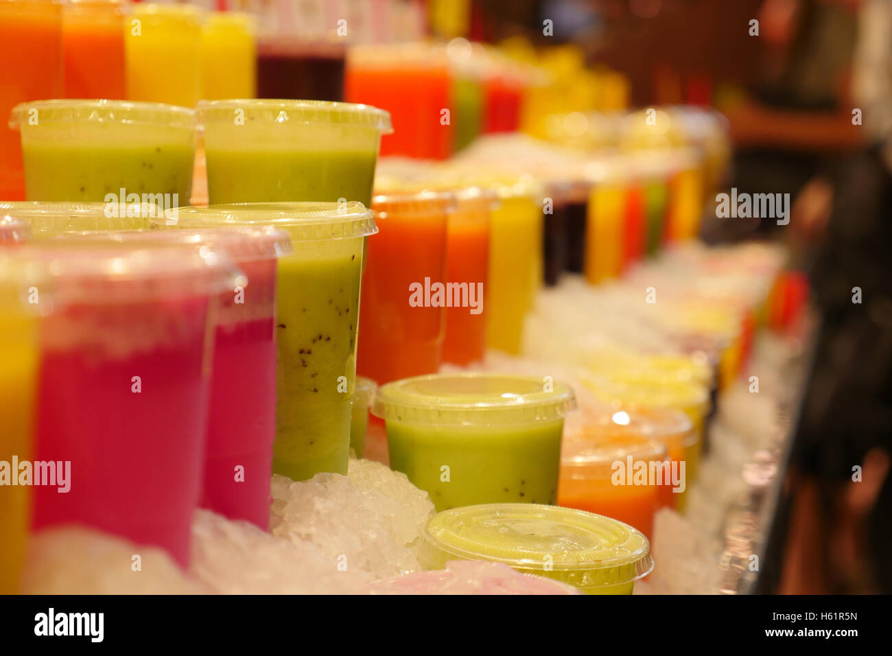 Große Auswahl an bunten, fruchtigen Getränken auf dem Eis in Barcelona, Spanien-Markt Stockfoto