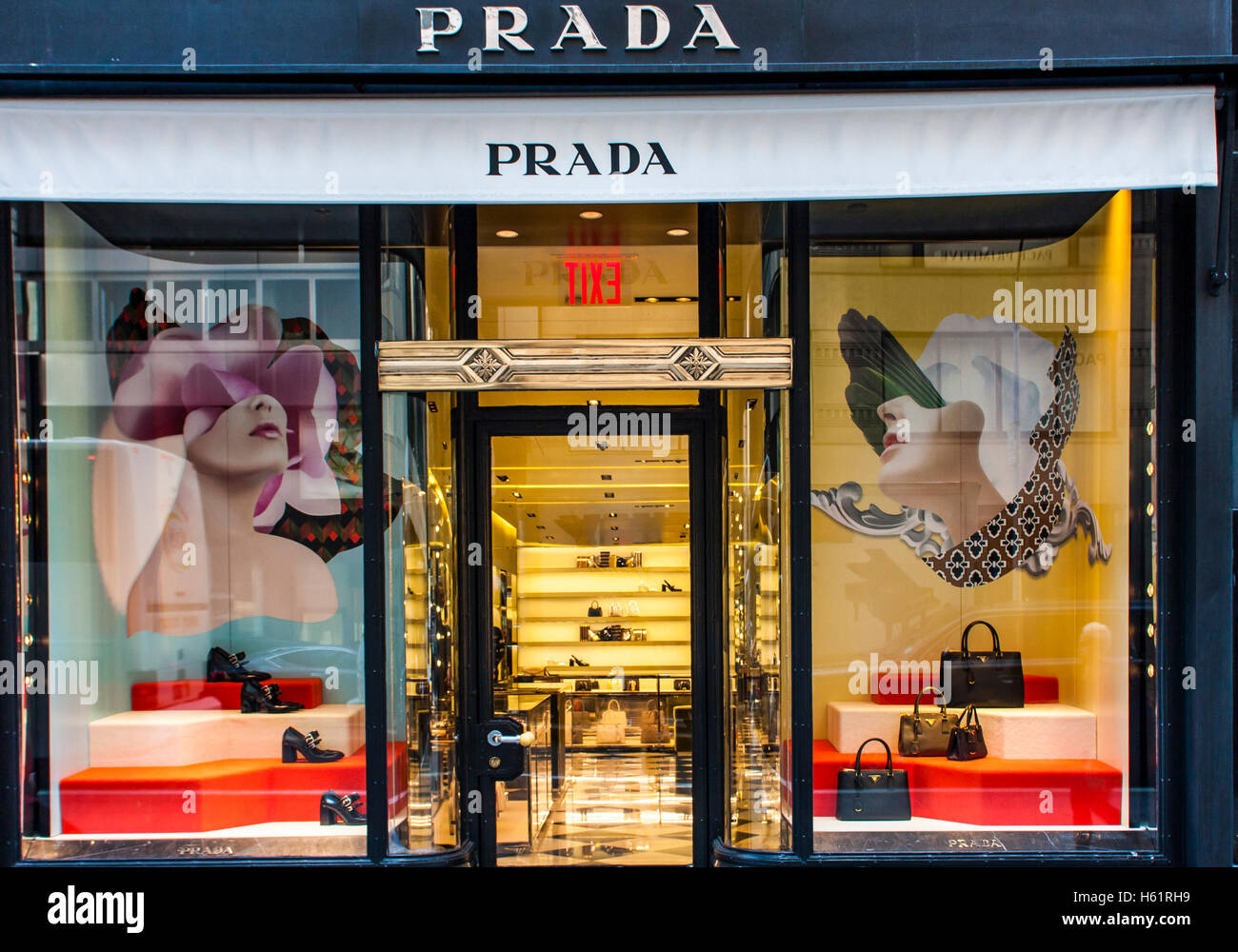 Prada shop display -Fotos und -Bildmaterial in hoher Auflösung – Alamy