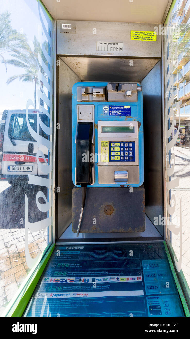 Eine öffentliche Telefonzelle in Fuengirola, Spanien Stockfoto