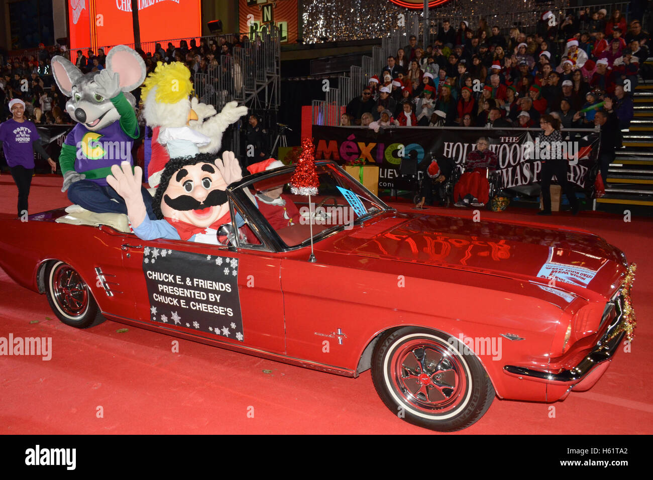 Chuck E. Cheese bei der 84. Annual Hollywood Christmas Parade - "Der Zauber von Weihnachten" mit Marine Toys for Tots Foundation - 29. November 2015 Stockfoto