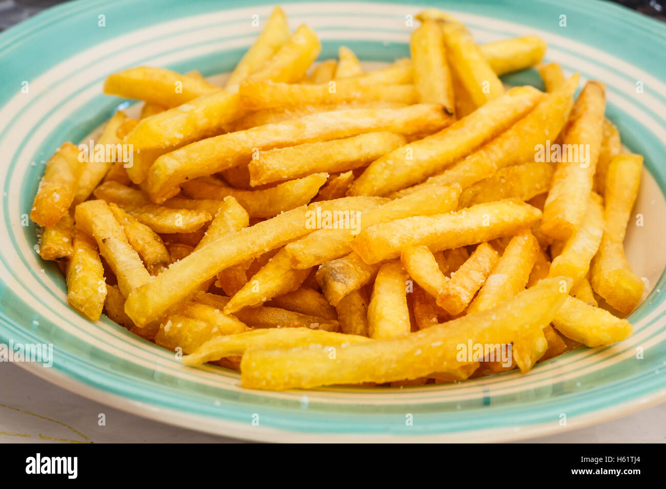 Nahaufnahme von Frech Fries auf Keramik Teller Stockfoto