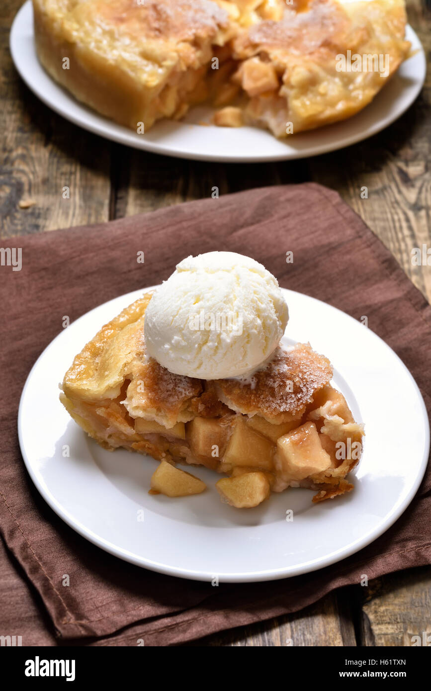 Stück Apfelkuchen serviert mit Eis Stockfoto