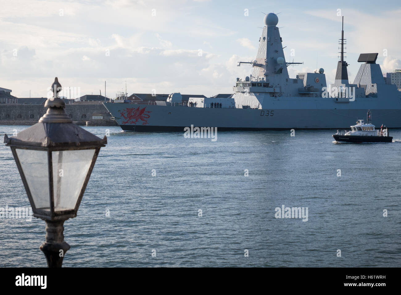 Die Art 45 Zerstörer, HMS Dragon verlässt Portsmouth Harbour abfangen und Escort zwei russische Korvetten Segeln nördlich in Richtung Ärmelkanal von Golf von Biscaya. Dieser Schritt kommt während einer Zeit als königliche Marine Schiffe HMS Duncan und HMS Richmond sind aktiv mit acht russische Marine Schiffe durch den Ärmelkanal zu begleiten, wie sie ihren Weg bis zum Mittelmeer. Stockfoto