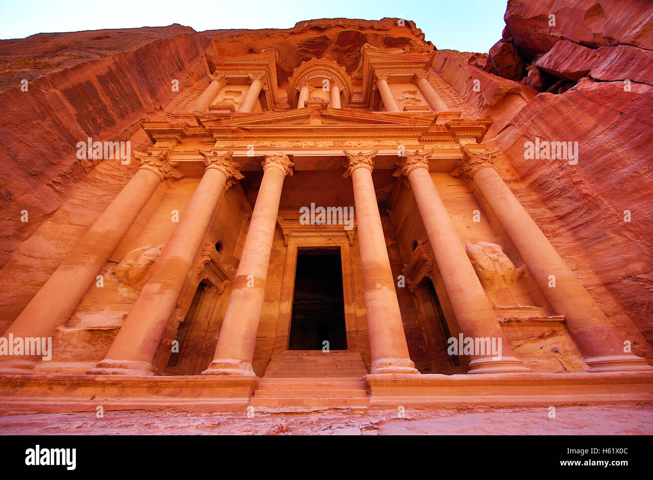 Blick auf die Treasury, Al-Khazneh, Petra, Jordanien Stockfoto