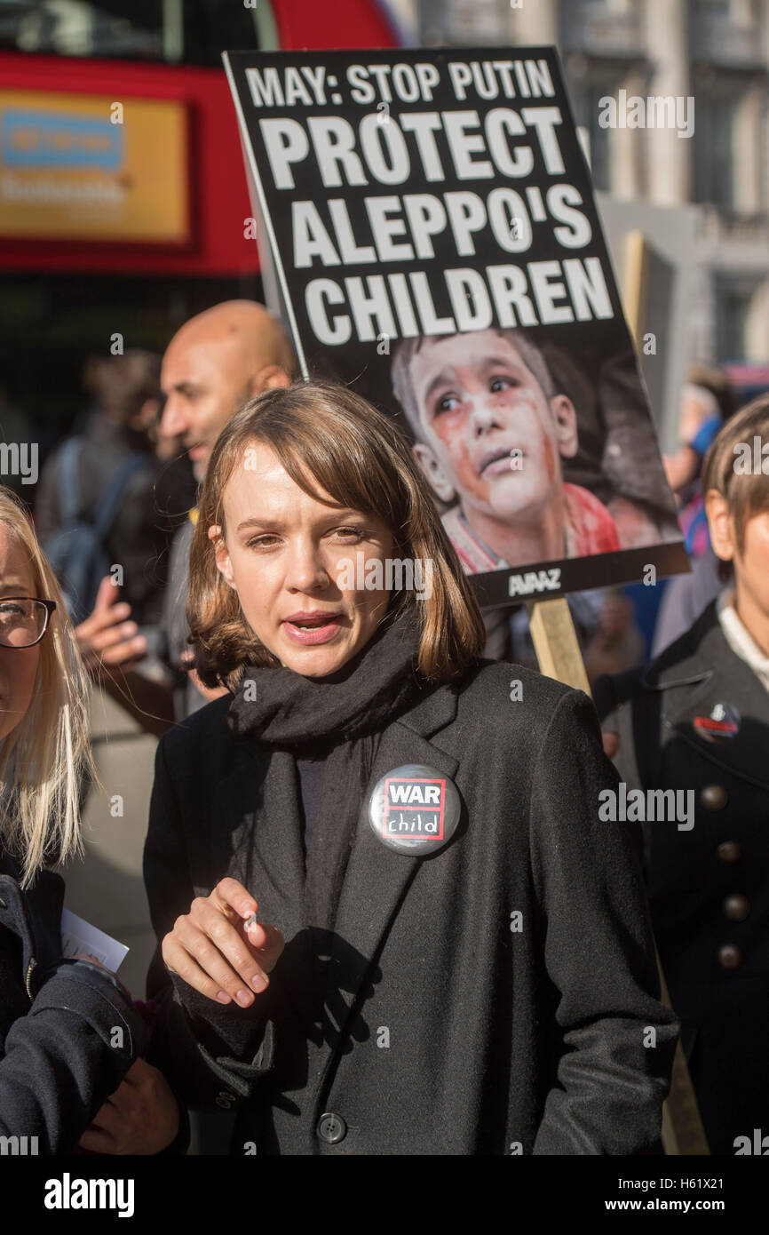 Downing Street/Whitehall.Actress Carey Mulligan befasst sich mit die Demonstranten in Whitehall Aufforderung an die Regierung sparen die childre Stockfoto