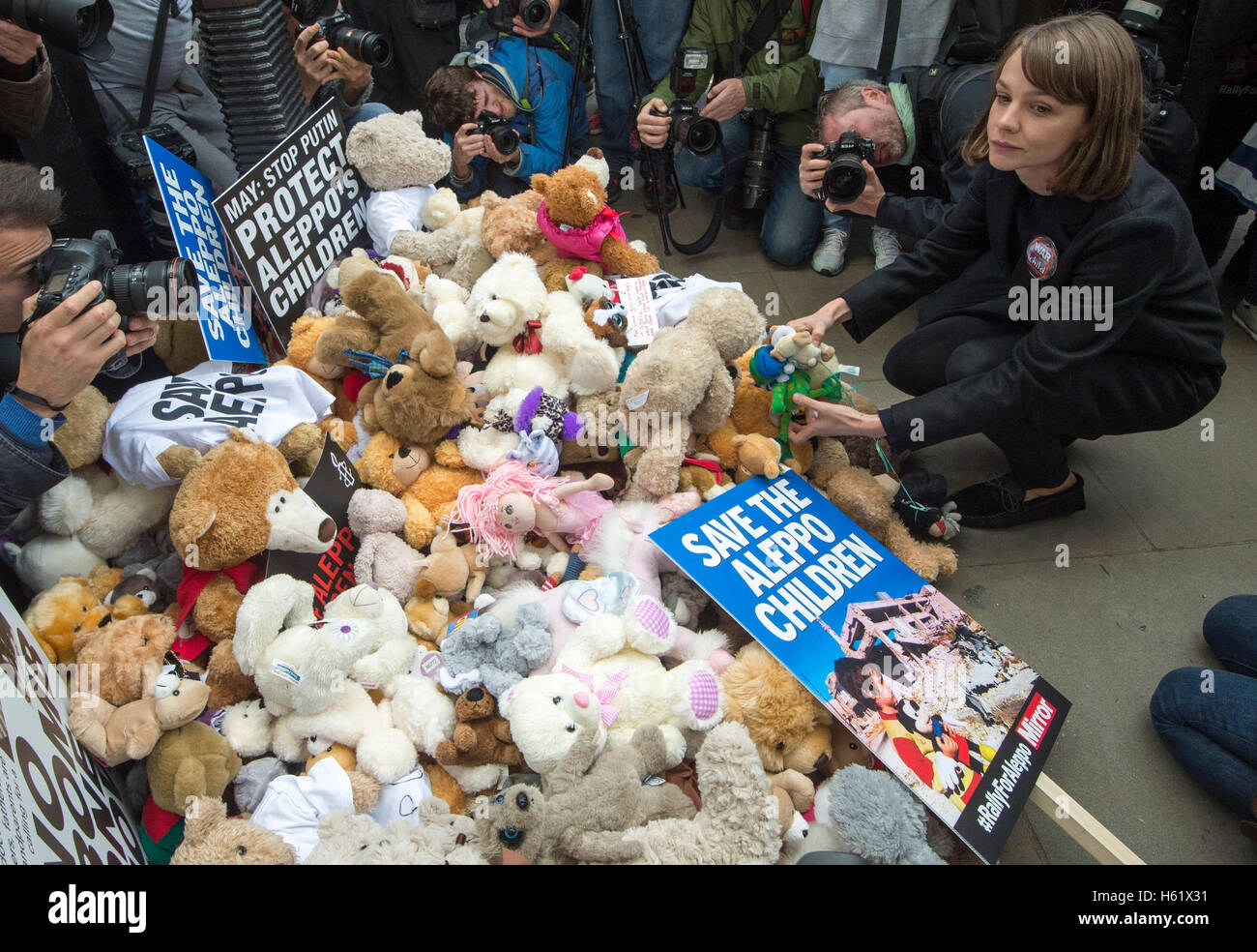 Downing Street/Whitehall.Actress Carey Mulligan stellt einem Teddybär in Whitehall die Toren No10 Stockfoto