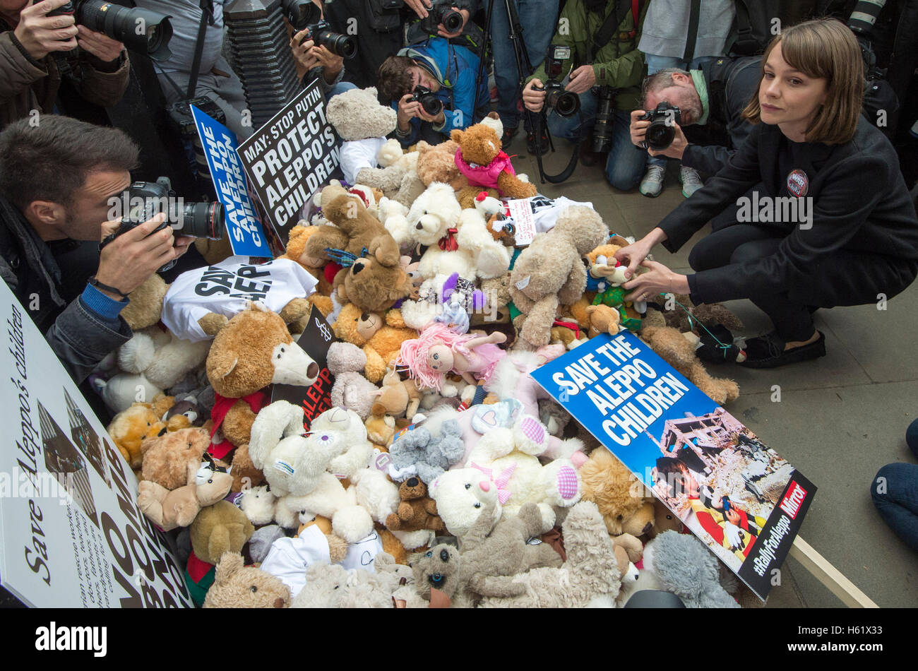 Downing Street/Whitehall.Actress Carey Mulligan stellt einem Teddybär in Whitehall die Toren No10 Stockfoto