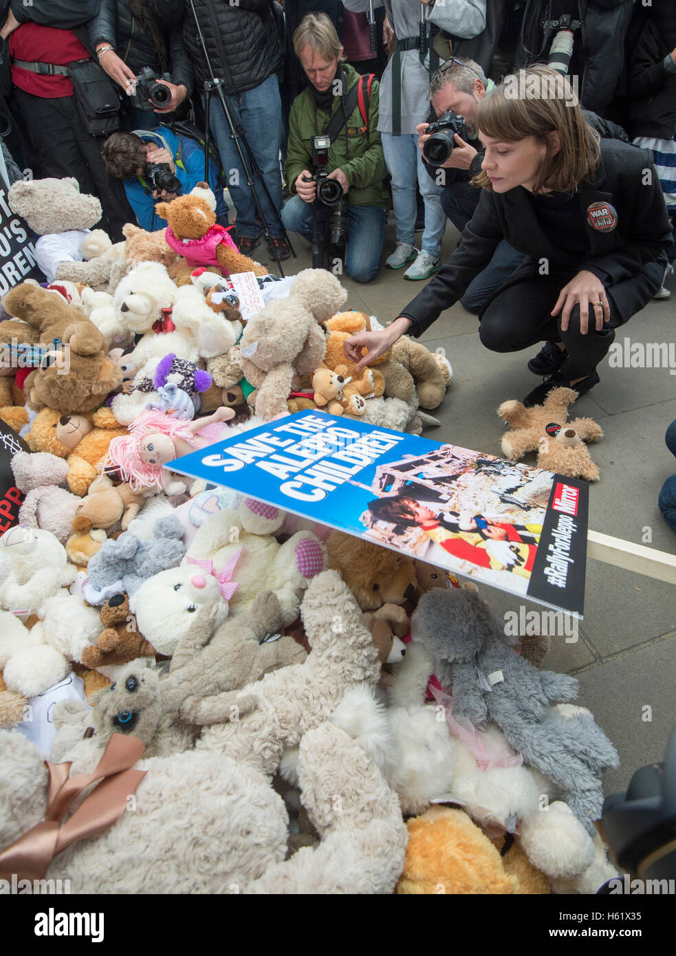 Downing Street/Whitehall.Actress Carey Mulligan stellt einem Teddybär in Whitehall die Toren No10 Stockfoto