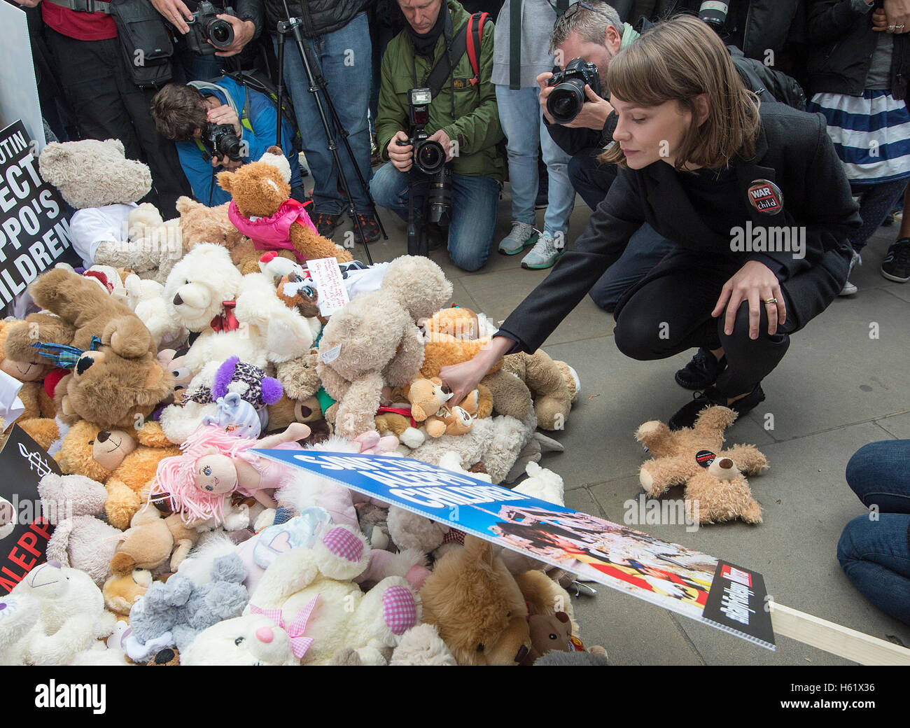Downing Street/Whitehall.Actress Carey Mulligan stellt einem Teddybär in Whitehall die Toren No10 Stockfoto