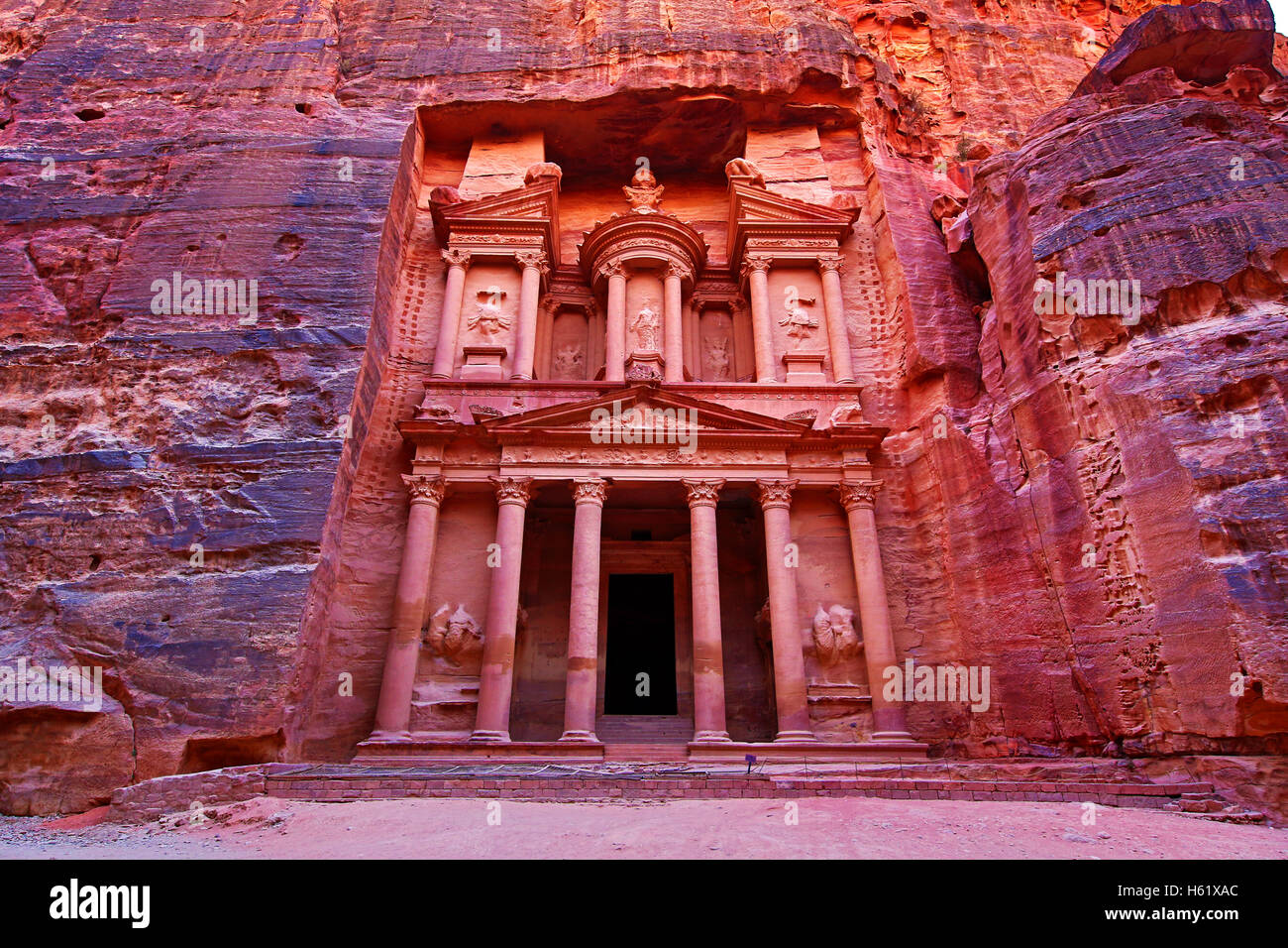 Blick auf die Treasury, Al-Khazneh, Petra, Jordanien Stockfoto
