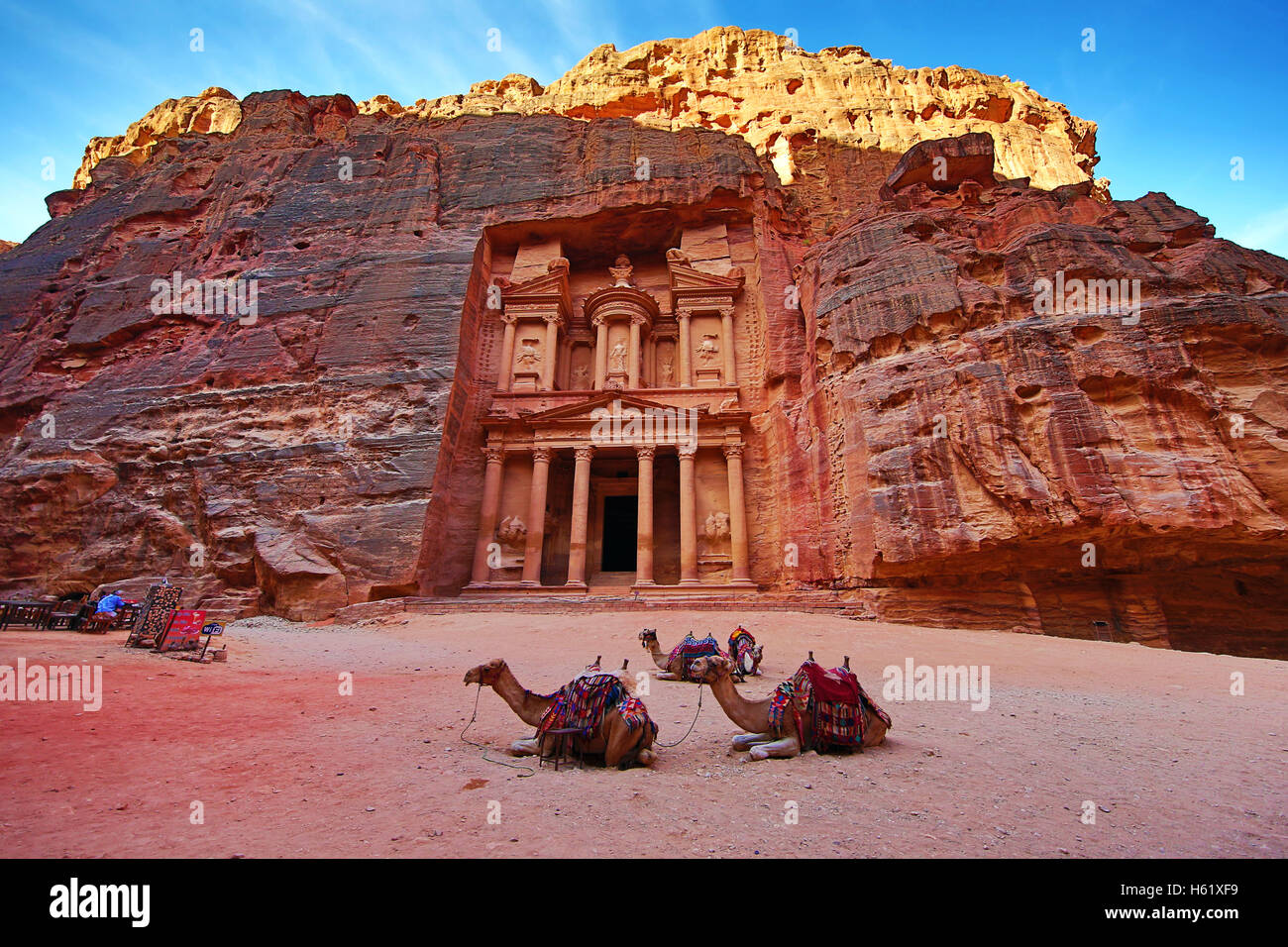 Blick auf die Treasury, Al-Khazneh, mit Kamelen, Petra, Jordanien Stockfoto