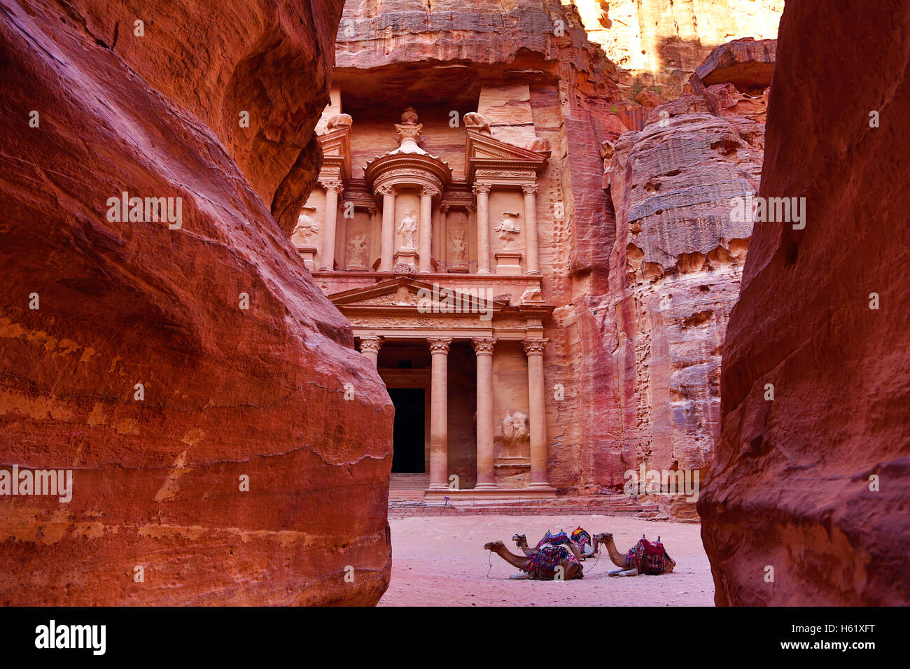 Blick auf die Treasury, Al-Khazneh, aus den Siq, Petra, Jordanien Stockfoto