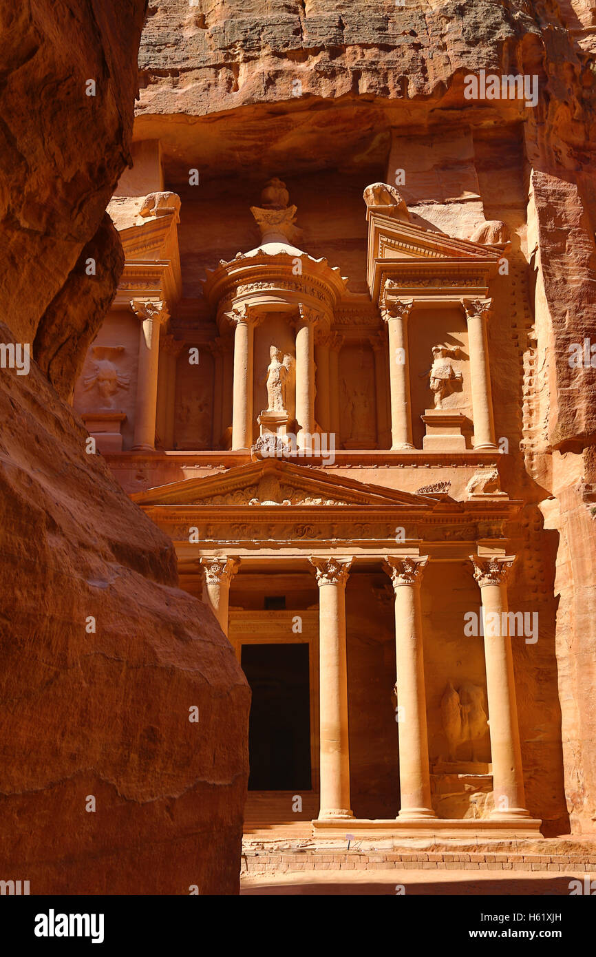 Blick auf die Treasury, Al-Khazneh, aus den Siq, Petra, Jordanien Stockfoto