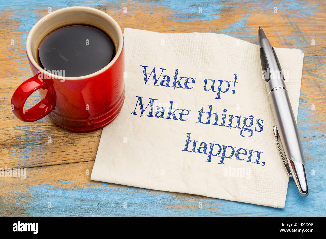Aufwachen, Dinge passieren - Handschrift auf einer Serviette mit einer Tasse Kaffee Stockfoto