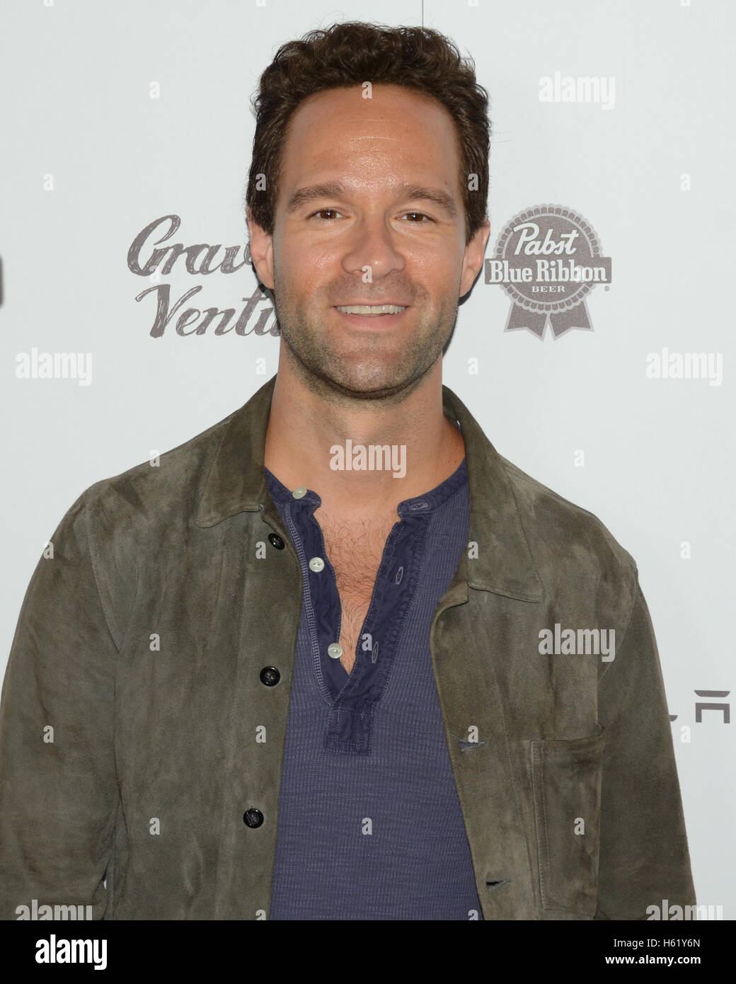 Schauspieler Chris Diamantopoulos besucht der Los Angeles Premeire von Gravitas Ventures alle Dinge müssen Pass an der Harmony Gold Theater Hollywood, California am 15. Oktober 2015. Stockfoto