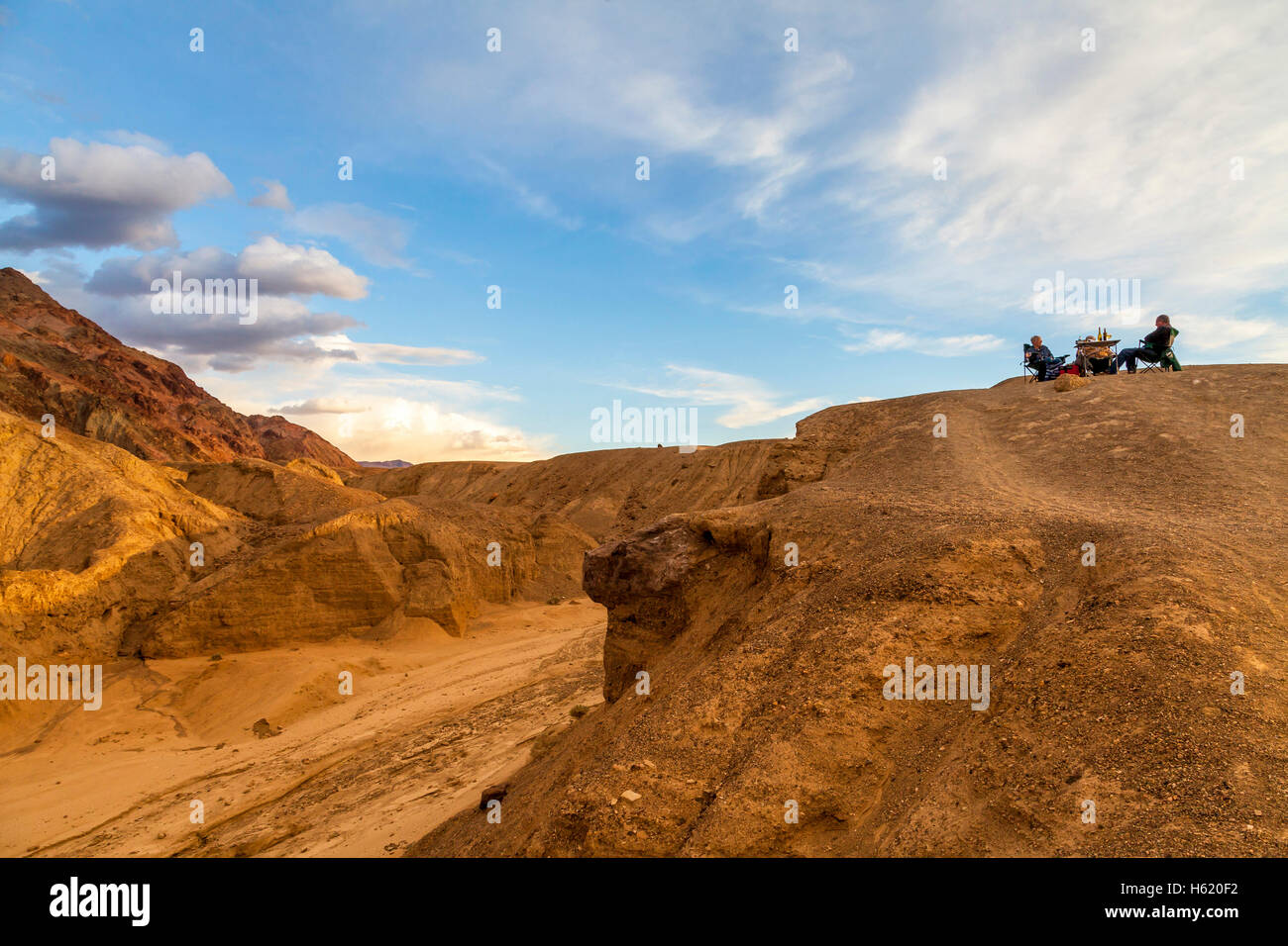 Drei Senioren mit einem Picknick auf der Palette des Künstlers, Death Valley, Kalifornien, USA Stockfoto