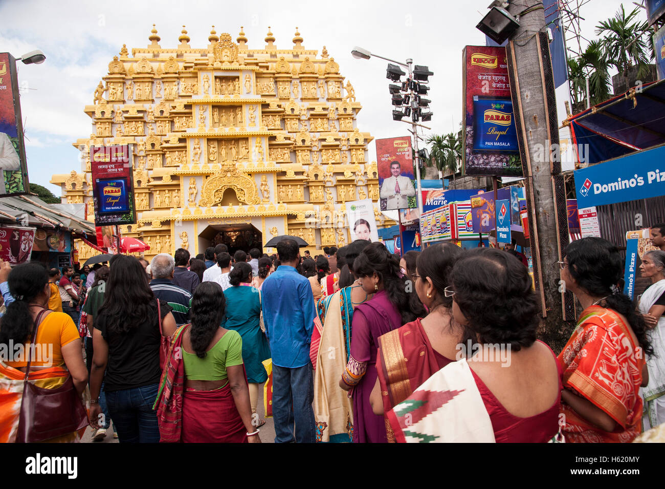 Sindoor Khela das letzte Ritual für Bengali verheiratete Frauen auf Durga Puja Bagbazaar West Bengal Kolkata Indien Stockfoto