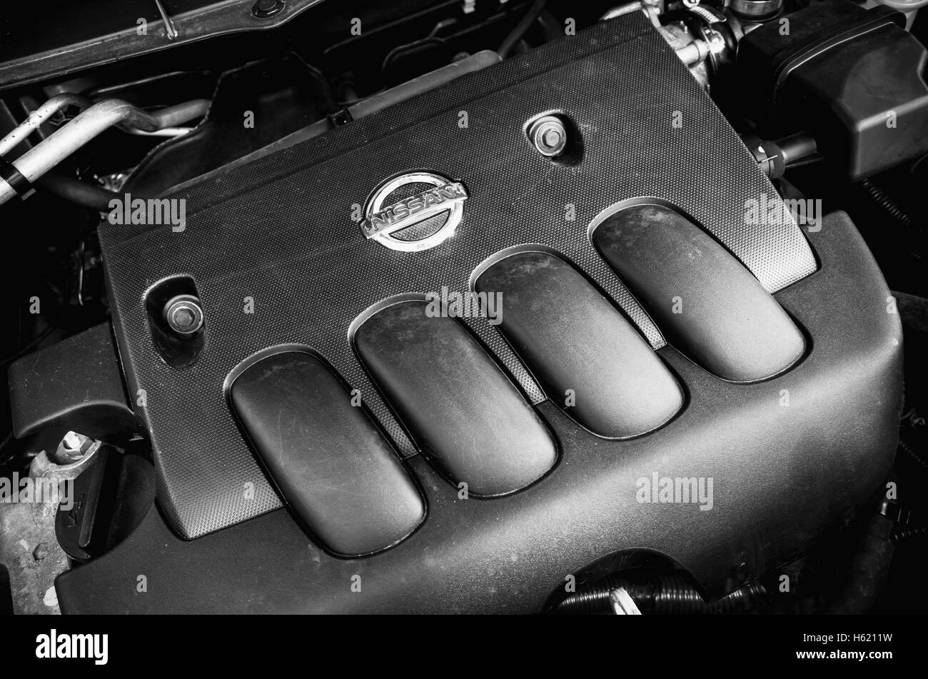 Sankt-Petersburg, Russland-25. Juni 2016: Moderne Nissan X-Trail Suv Undersquare Automotor unter wickelten Haube, schwarz / weiß-phot Stockfoto