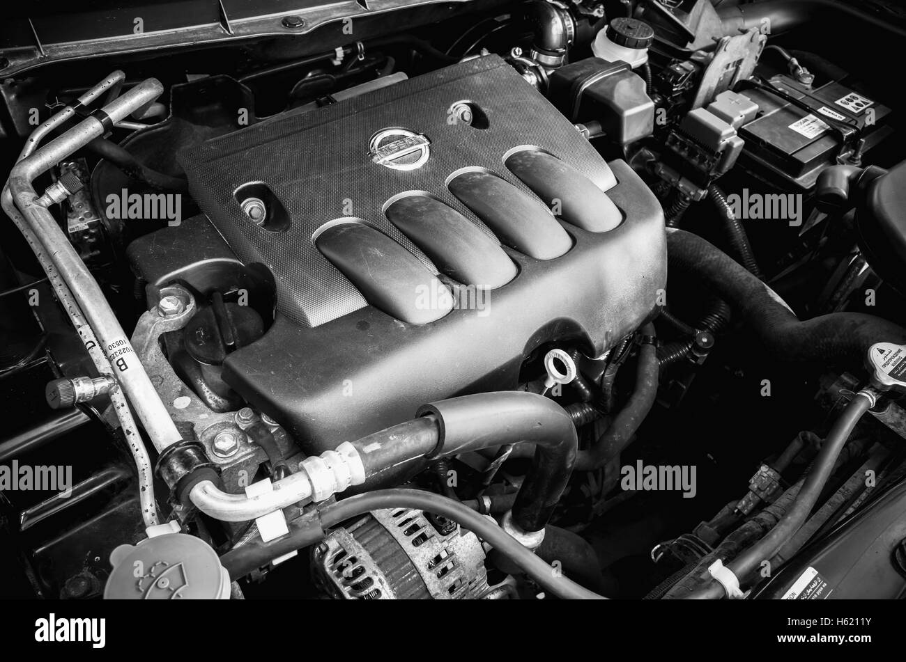 Sankt-Petersburg, Russland-25. Juni 2016: Moderne Nissan X-Trail Suv Undersquare Automotor unter wickelten Haube, schwarz / weiß-phot Stockfoto