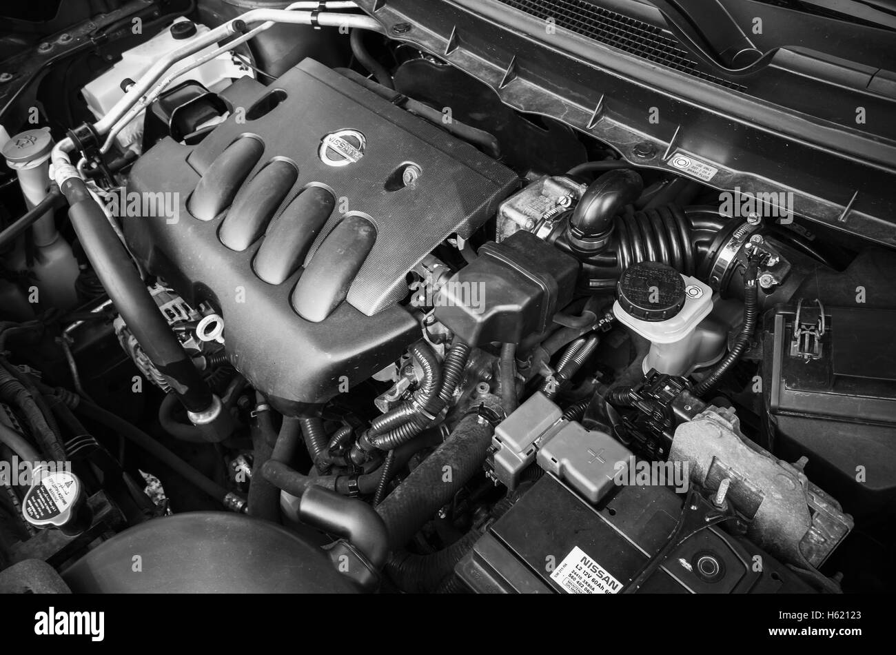 Sankt-Petersburg, Russland-25. Juni 2016: Moderne Nissan X-Trail Suv Undersquare Automotor unter wickelten Haube, schwarz / weiß-phot Stockfoto