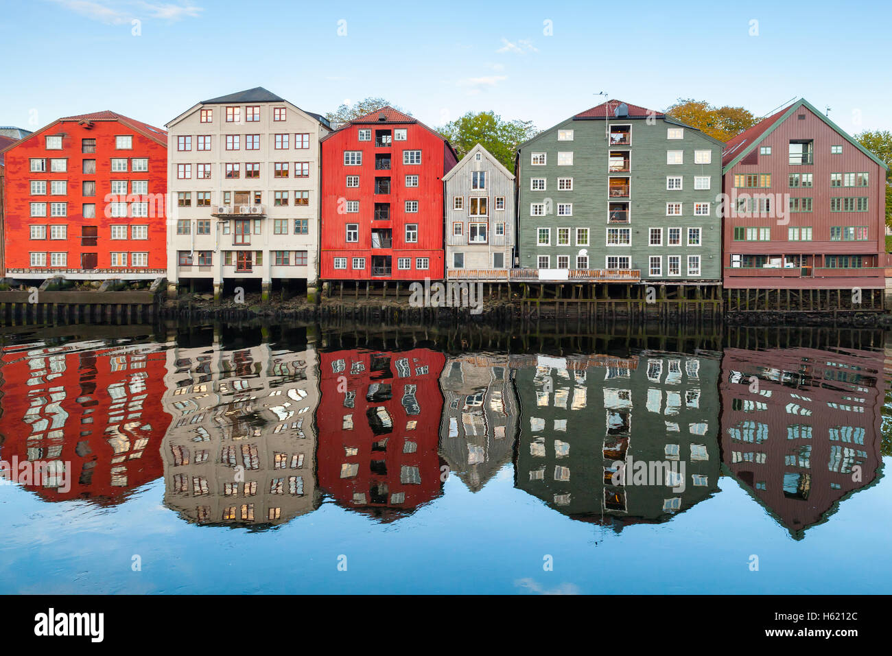 Küste von Nidelva Fluss. Bunte hölzerne Häuser in der Altstadt von Trondheim, Norwegen Stockfoto
