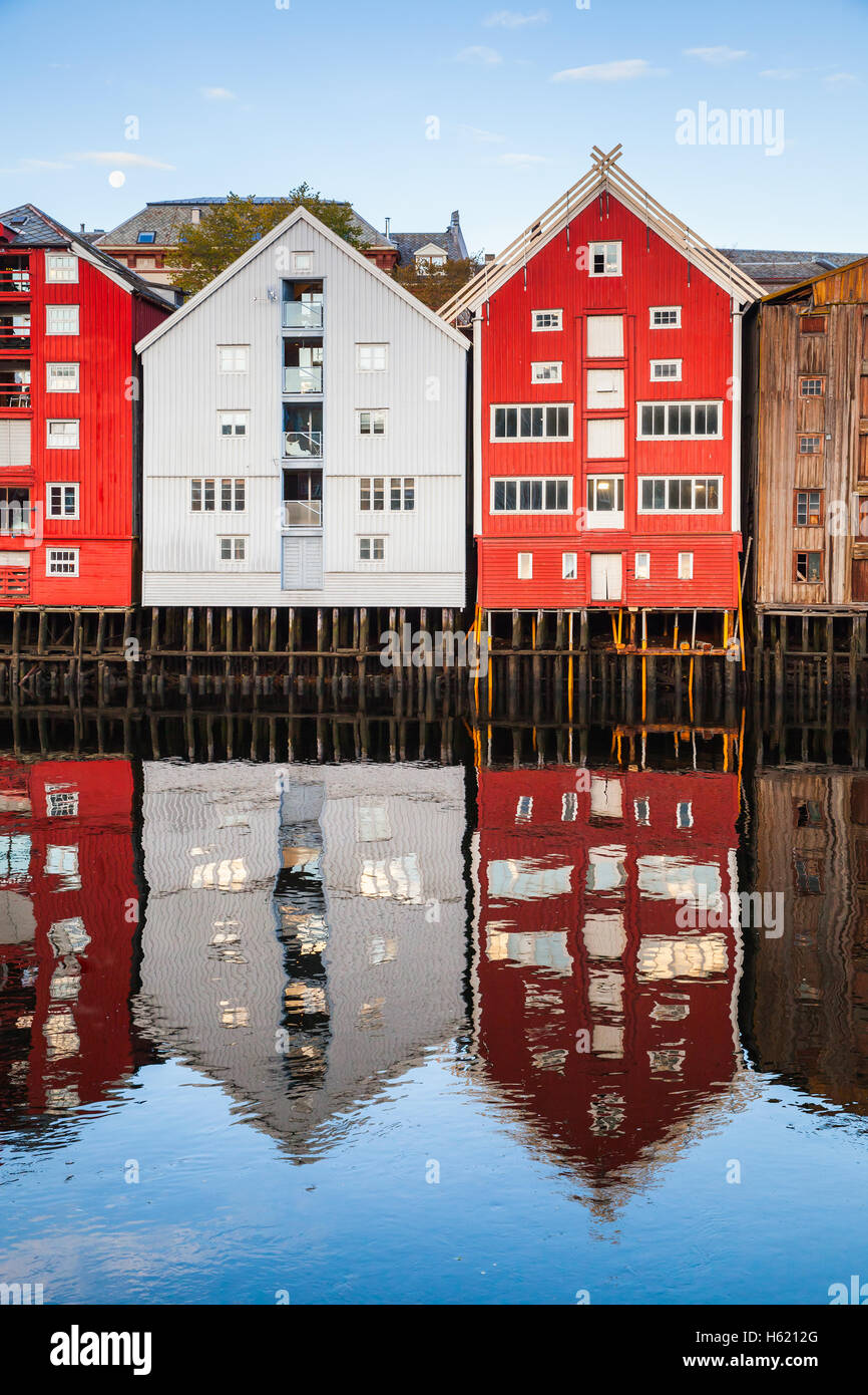 Bunte hölzerne Häuser in der Altstadt von Trondheim, Norwegen. Küste von Nidelva Fluss Stockfoto
