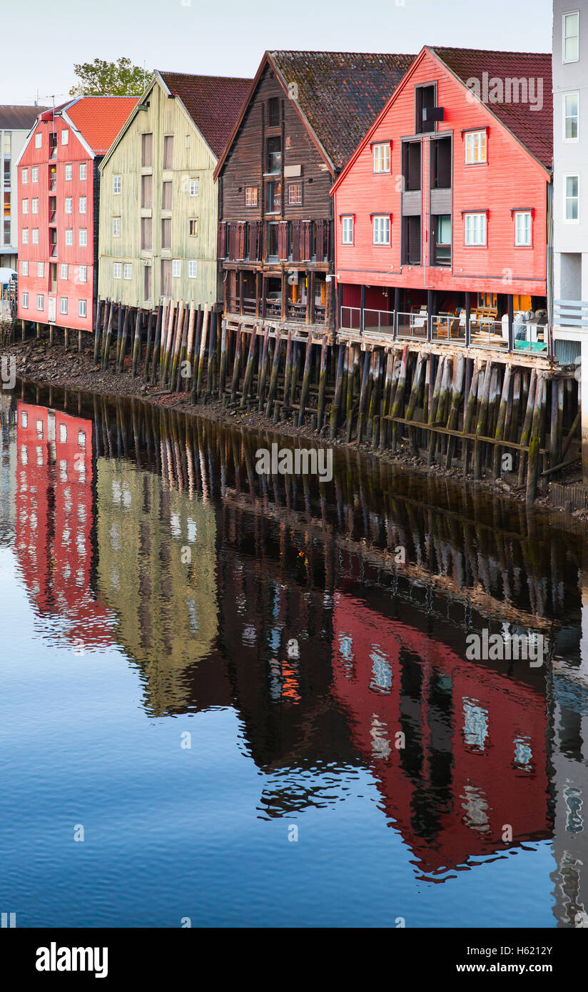 Bunte hölzerne Häuser in der Altstadt von Trondheim, Norwegen Stockfoto