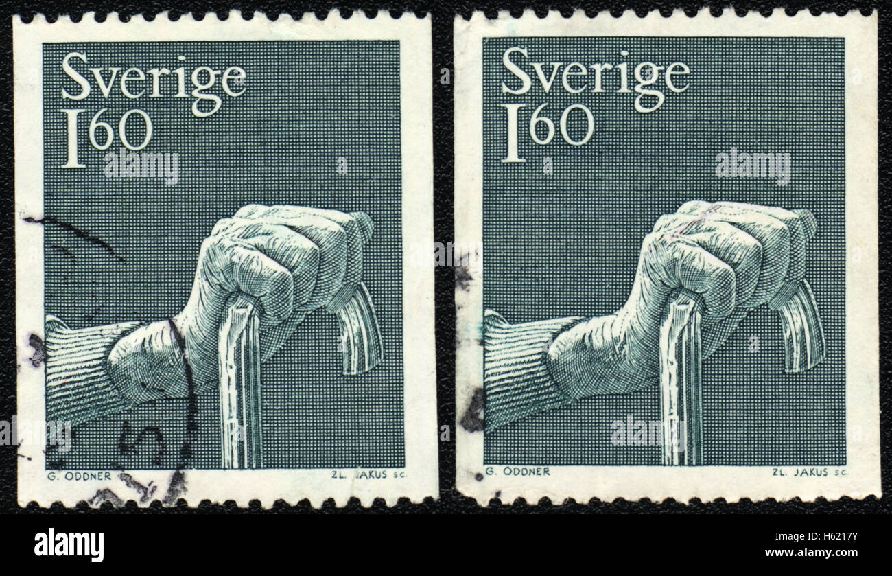 Zwei Briefmarken gedruckt von Schweden, zeigt Routinier mit einer Krücke, 1980 Stockfoto