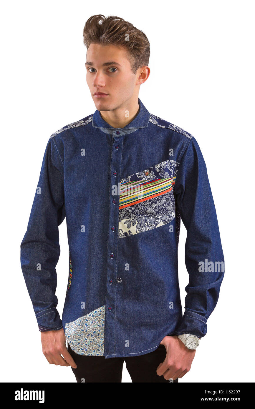 Junge blonde stilvollen Mann gekleidet in blaues Jeanshemd mit gestreiften und gemusterten Detail, Produkt-Katalog-Katalog-Schuss Stockfoto