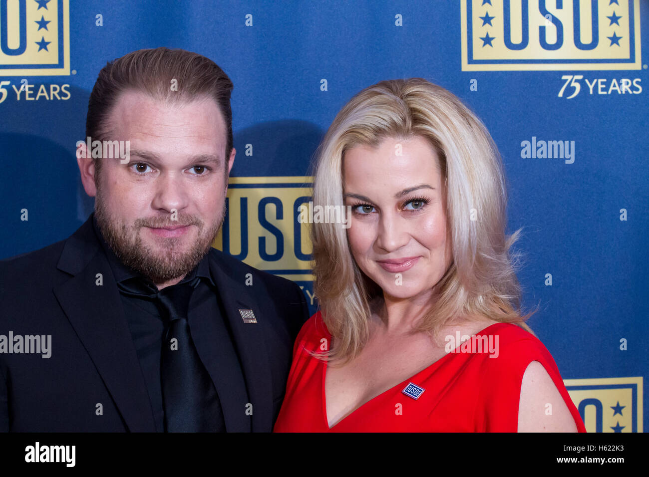 Kellie Pickler, Country-Musik Star und TV-Persönlichkeit, mit Ehemann kommt Kyle Jacobs auf dem roten Teppich für die USO-Ga Stockfoto